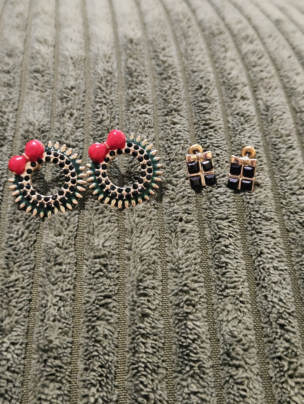 2 Pairs Vintage Christmas Earrings